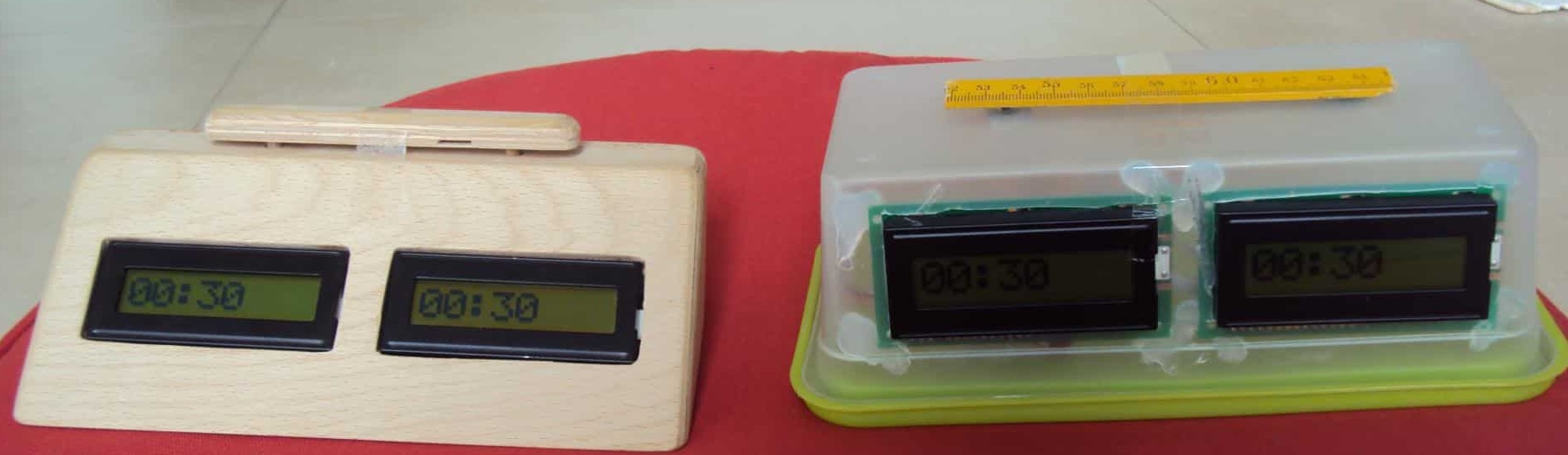 Zwei der neuen Schachuhren